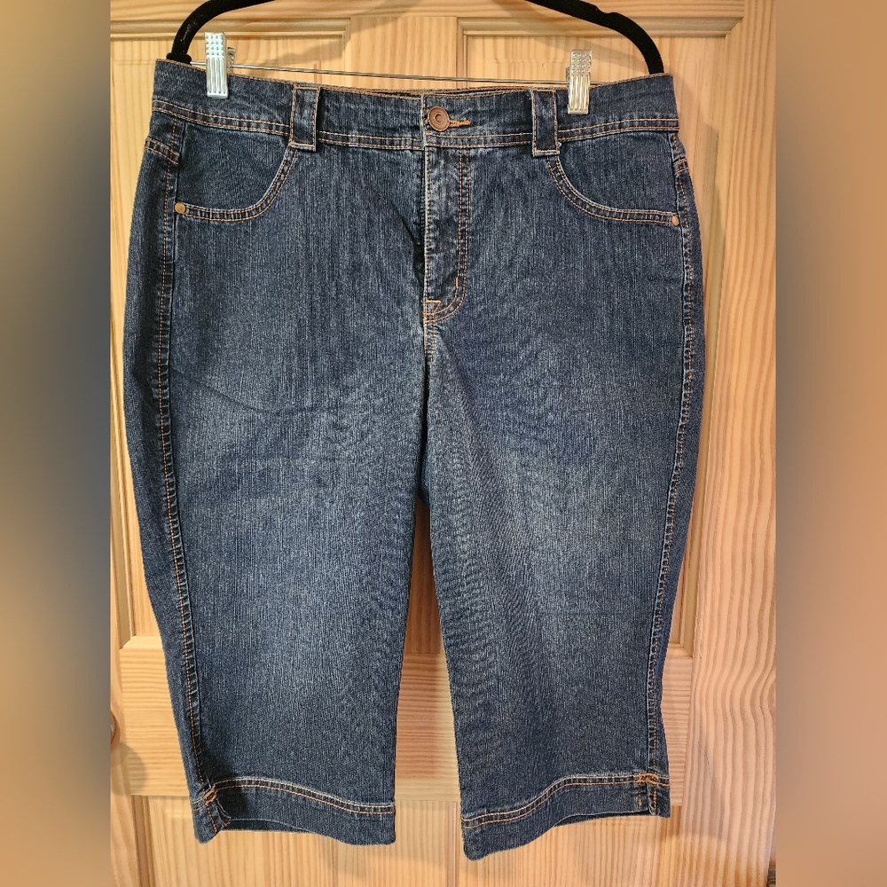 Women's Classic Blue Denim  Capris By Croft And Barrow Size 14.